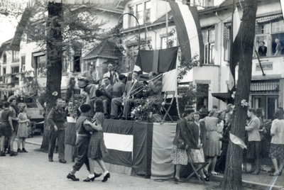 886162 Afbeelding van het bevrijdingsfeest met een orkestje en dansende mensen in de Frans Halsstraat te Utrecht.